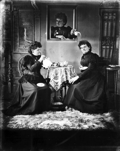 Autoritratto, c.1893 (foto in bianco e nero) da Hannah Maynard